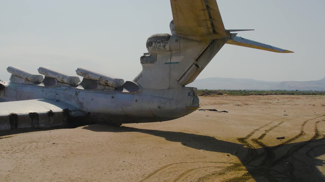 사막 에 버려진 군용 비행기