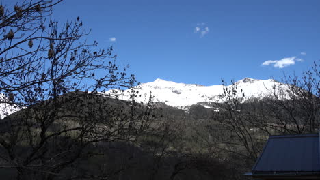 Sonnige-Schneebedeckte-Berglandschaft-In-Den-Französischen-Alpen