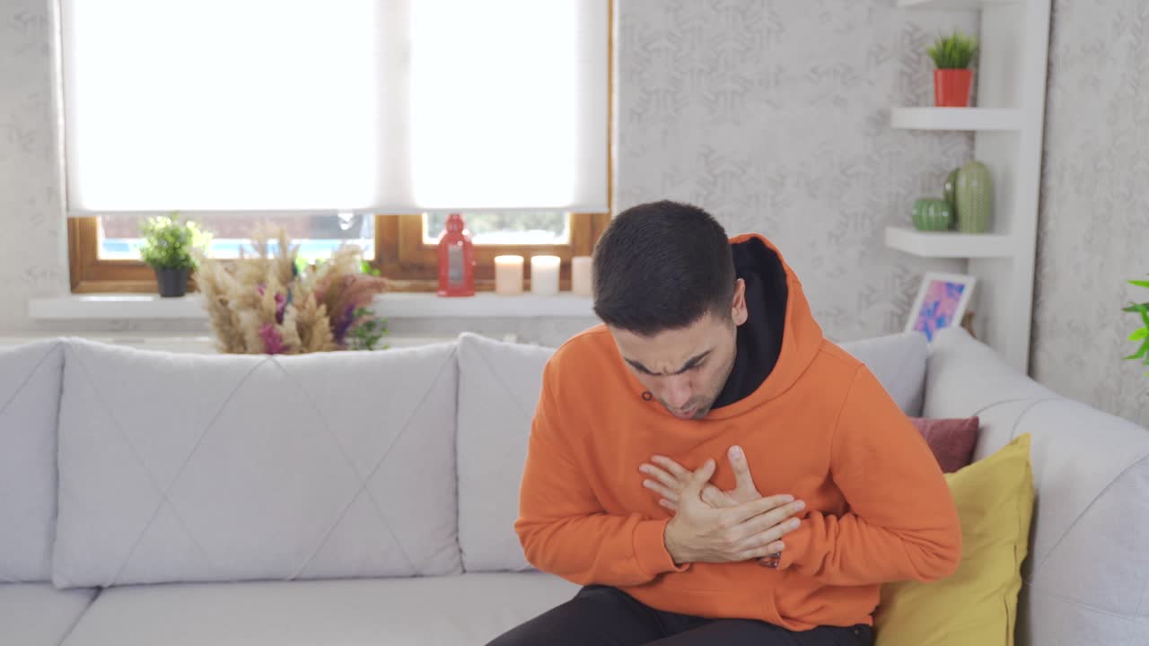 ataque al corazón. hombre con dolor de corazón.