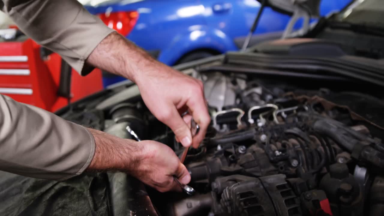 mecánico de mantenimiento de un motor de automóvil