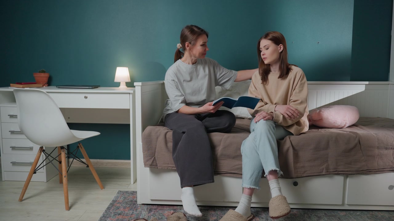 Elev lærer stille. Målrettet studie med guidet assistance. Eleven øver grammatik under blødt lys. Stille miljø med opmærksom vejleder og behagelig læseplads.