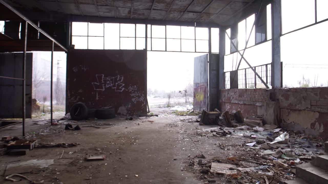 Una casa degli orrori vecchia, abbandonata, spaventosa e inquietante all'interno di una zona industriale in decadenza con rovine di mobili rotti, spazzatura e detriti dell'era comunista nei Balcani in Bulgaria, Europa Orientale
