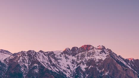 Nahaufnahme-Des-Sonnenuntergangs-Von-Tag-Zu-Nacht-Im-Zeitraffer-Der-Schneebedeckten-Berggipfel-Im-Benasque-Tal