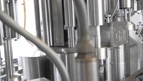 componentes de máquinas móviles de embotellado y etiquetado de vino que se prueban sin botellas