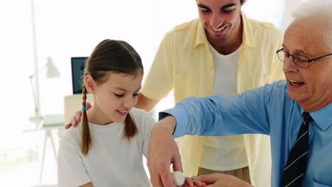 médico aplicando vendaje a la mano de la niña