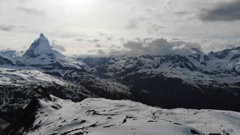 Drone,-Vistas-Aéreas-Del-Famoso-Cervino,-Alpes-Suizos,-Suiza