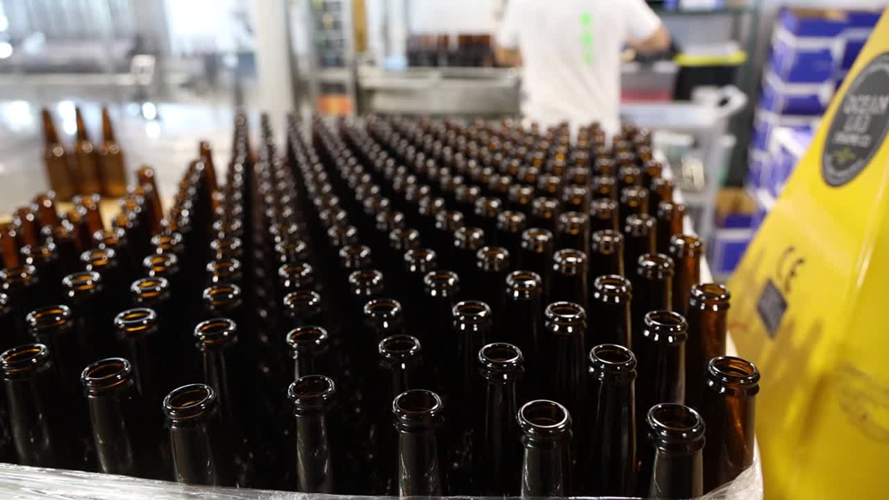 la destilería machi embotellando cerveza en un almacén