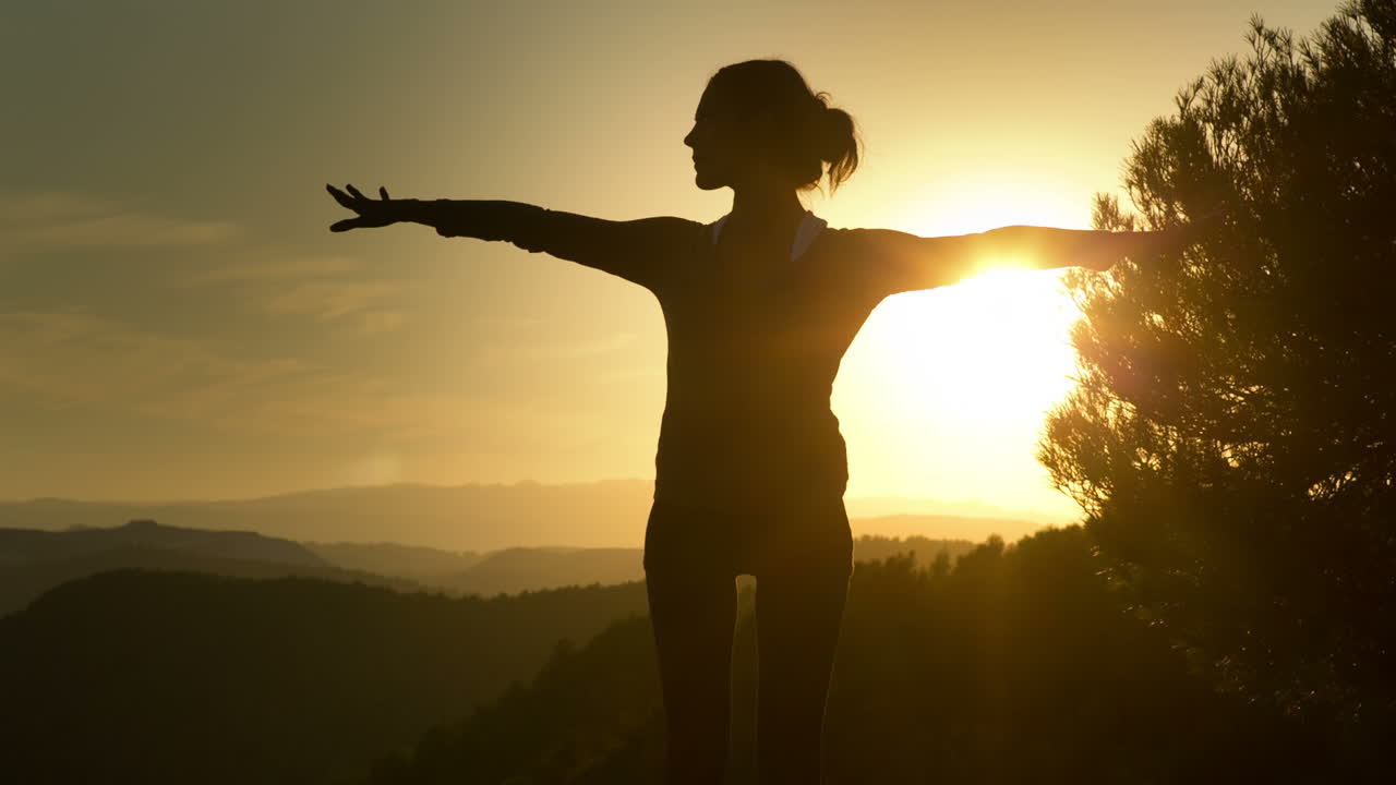 mujer haciendo yoga afuera 06