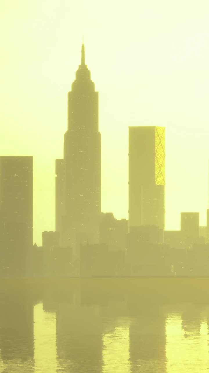 Vista del atardecer del horizonte de la ciudad con edificios altos y reflejos en el agua