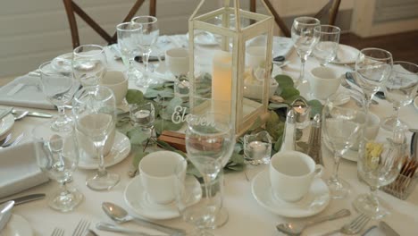 órbita-De-Una-Hermosa-Decoración-Blanca-De-Mesa-De-Recepción-De-Bodas-Instalada-En-El-Resort-Strathmere-Y-Lugar-De-Celebración-De-Bodas-En-Ottawa,-Canadá