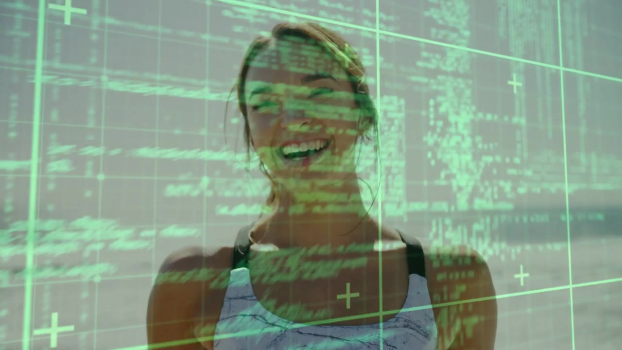 Donna in piedi sulla riva, una griglia di codice scorre e svanisce, rivelando un sorriso che si trasforma in risata, tecnologia.