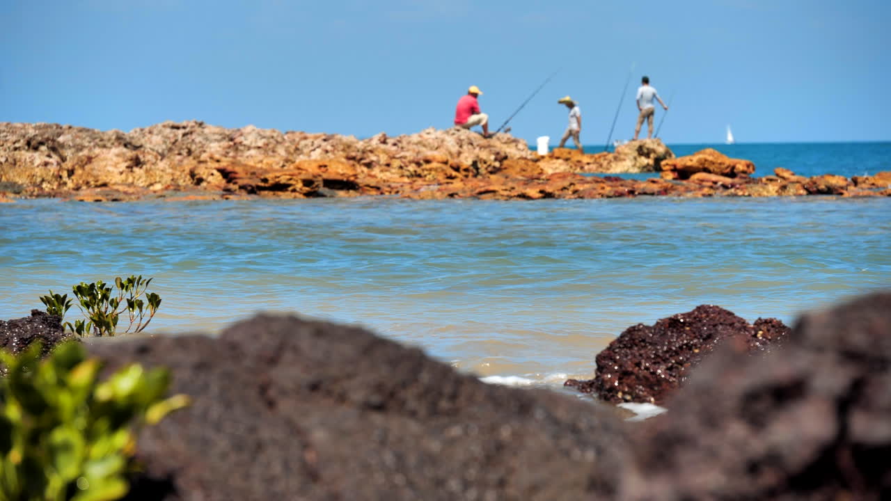 pescadores en las rocas revelan
