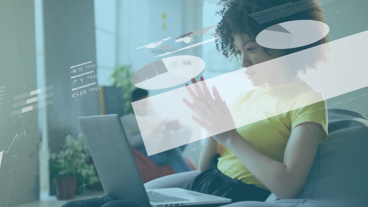 Animazione di elaborazione dati statistici su donna afroamericana che usa un laptop in ufficio