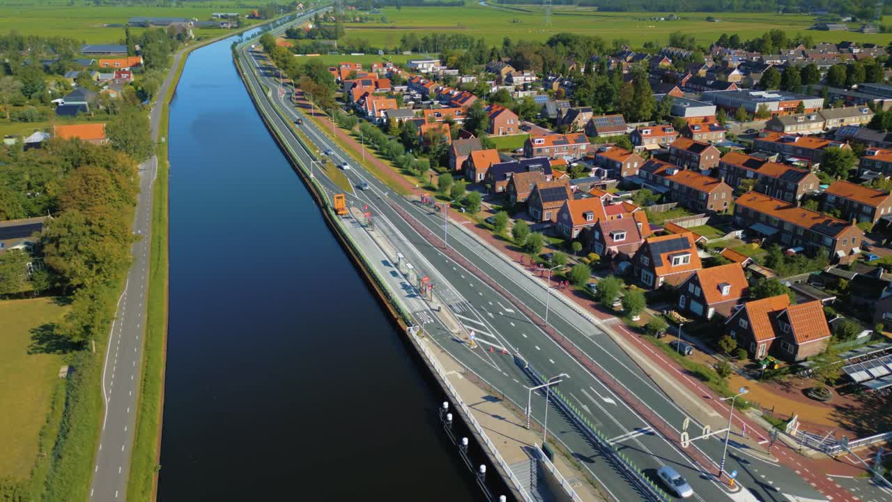 운하, 주거용 주택과 함께 아름다운 네덜란드 도시 ilpendam의 낮추는 크레인  ⁇