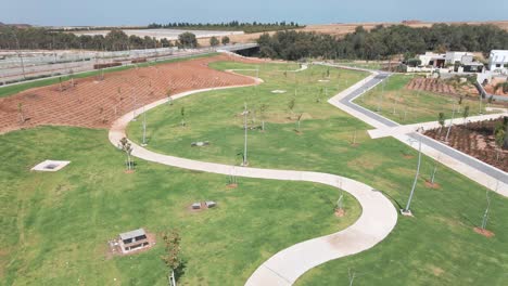 paseo marítimo al mediodía, tomado desde arriba, en la ciudad del distrito sur de israel nombrada por netivot