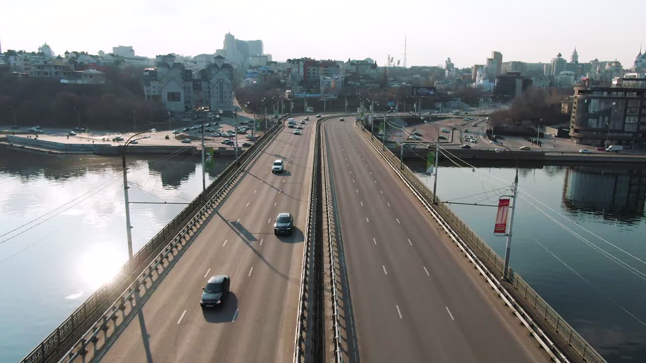 자동차 와 강 이 있는 도시 다리