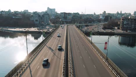 puente de la ciudad con coches y río