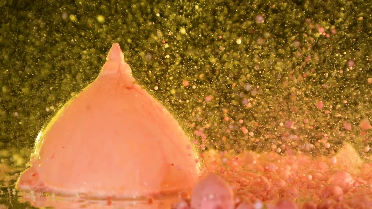 초대형 버블 구체 슬로우 모션 팝 및 극도의 깊이 효과 60fps로 찢어짐