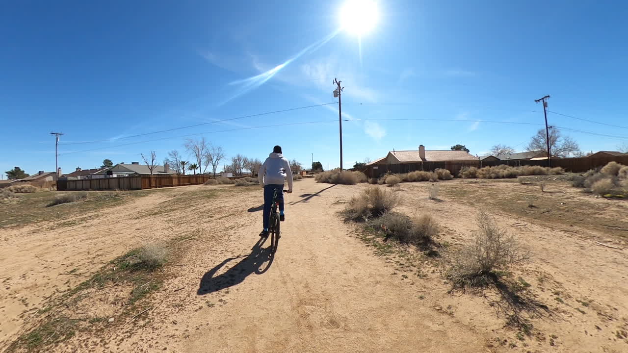 A biking adventure through the bright Californian desert - slowmo