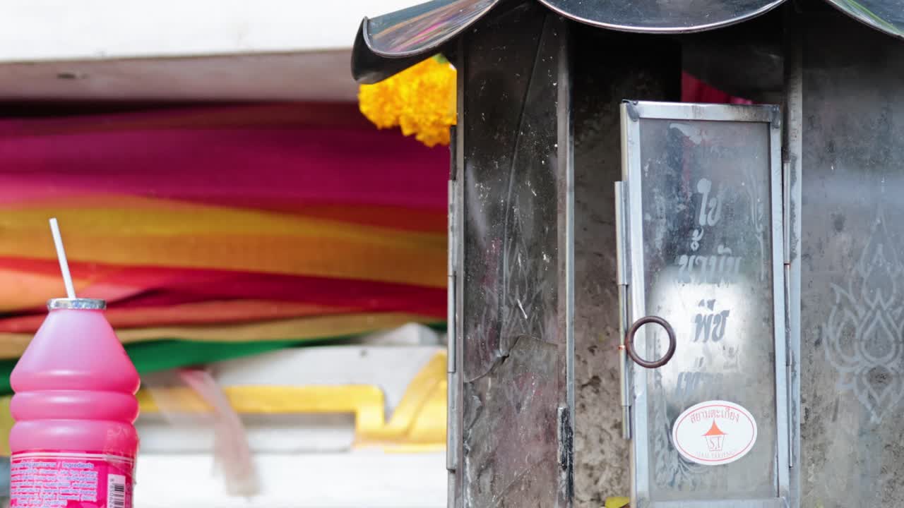 Una persona coloca una bebida en una casa espiritual