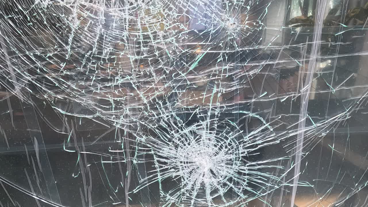 복잡한 균열 패턴을 가진 깨진 유리