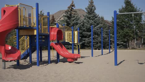 Leerer-Sonniger-Spielplatz-Feld-Mittagszeit