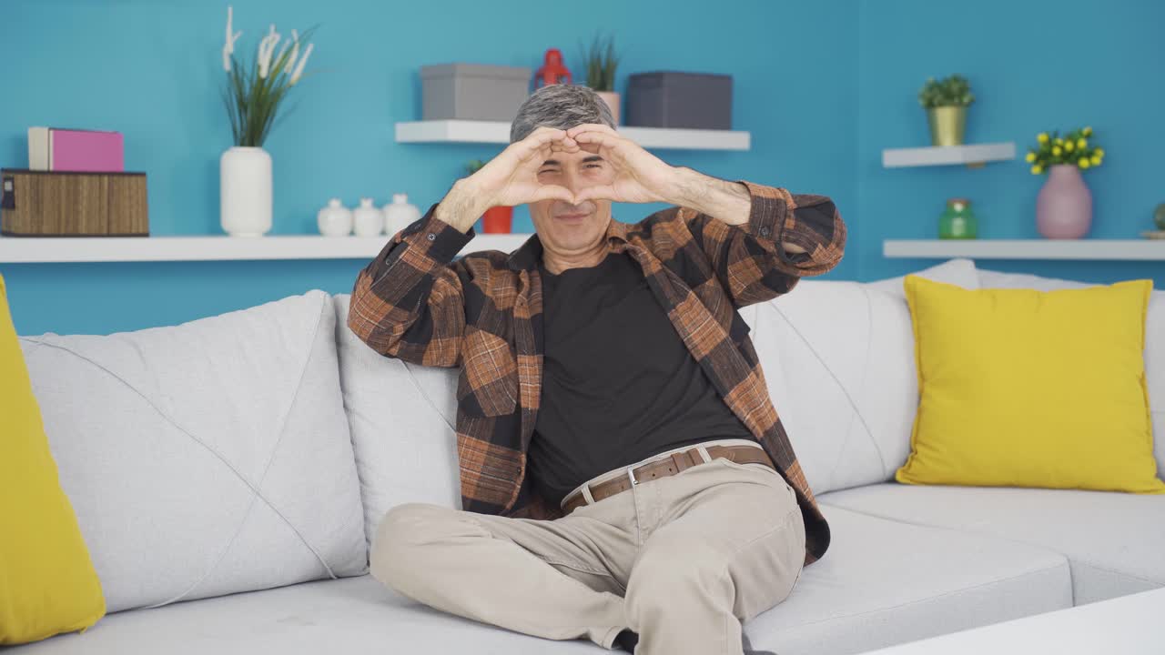 ⁇ 은이가 카메라를 위해 심장을 만들고 있어요.