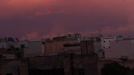 cielo rojo puesta de sol sobre la ciudad mediterránea