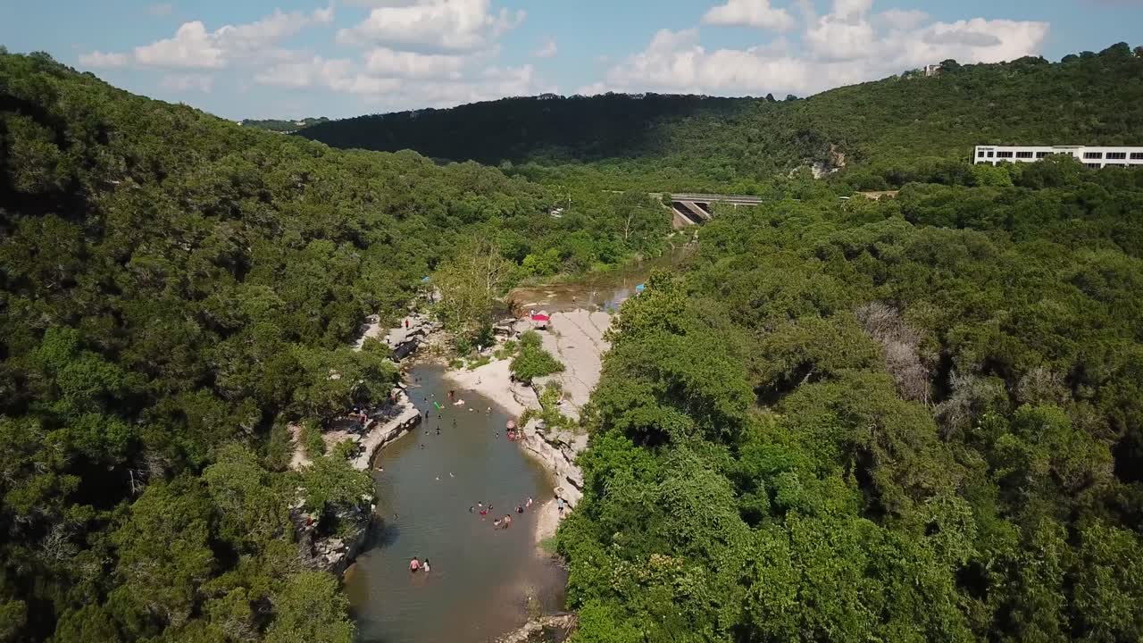toma aérea de un dron de la poza de natación en el cinturón verde de bull creek en austin, texas