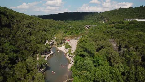 Toma-Aérea-De-Un-Dron-De-La-Poza-De-Natación-En-El-Cinturón-Verde-De-Bull-Creek-En-Austin,-Texas