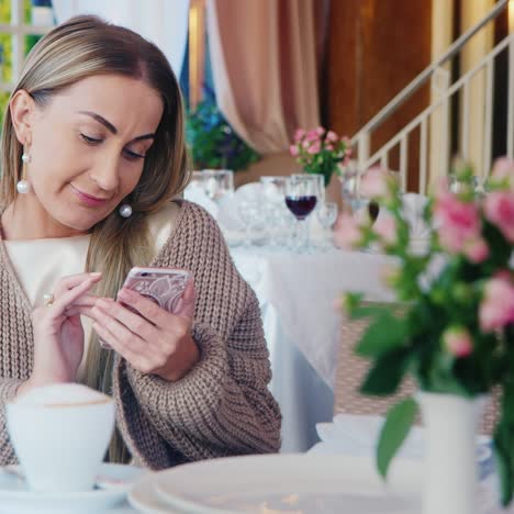 Frau-Benutzt-Smartphone-In-Einem-Restaurant