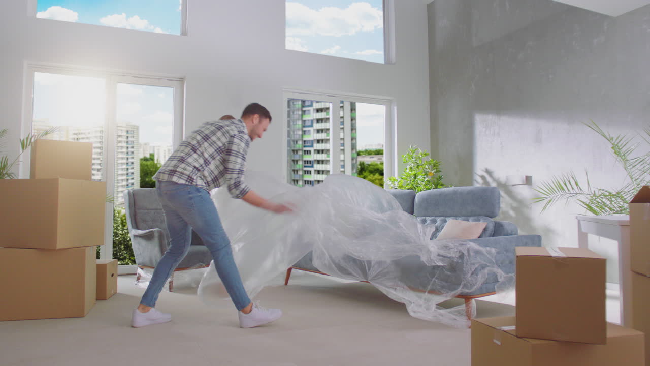 una pareja desempaquetando su nuevo sofá.