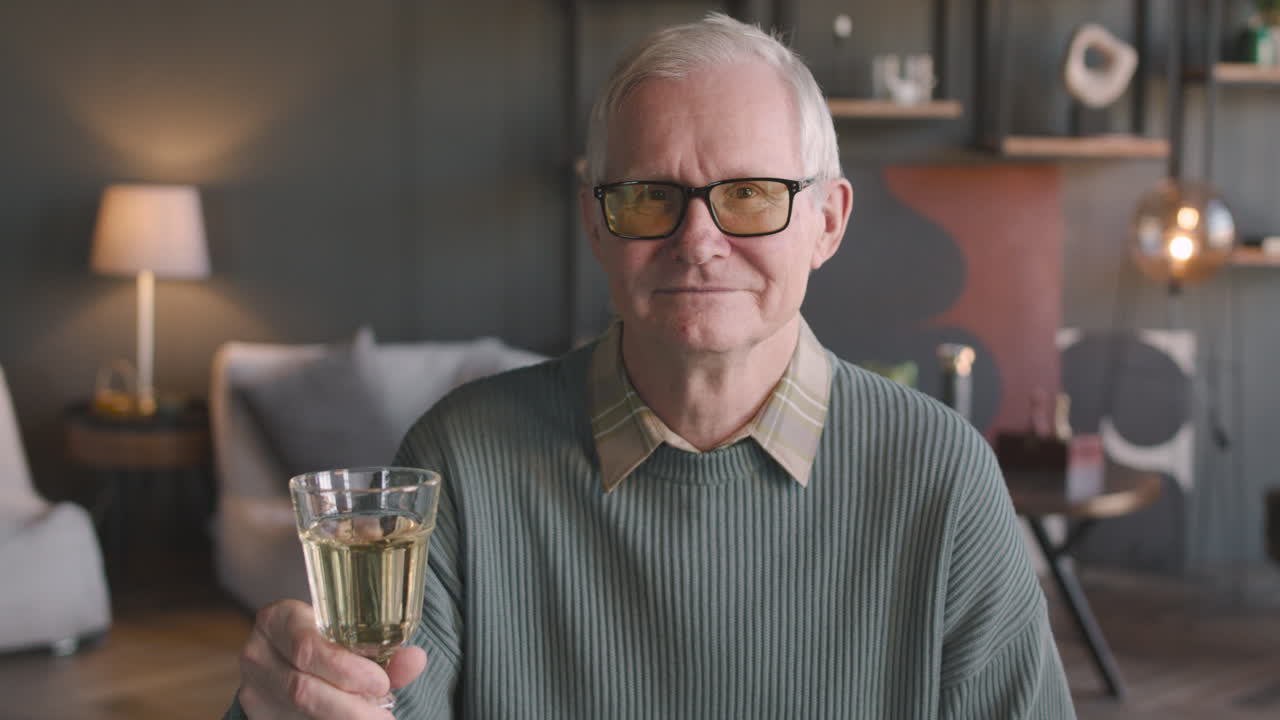 집에서 딸의 키스를 받는 행복한 아버지의 초상화