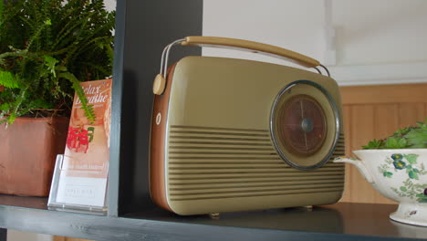 una radio portátil inalámbrica retro vintage de los años cincuenta