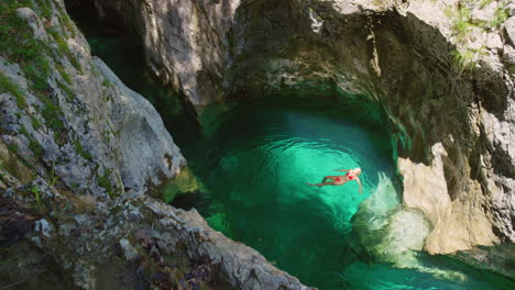 Mujer-Joven-En-Bikini-Rojo-Flotando-En-Un-Lago