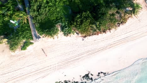Drohne,-Die-Tagsüber-Am-Küstenstrand-Von-Mexiko-Herabsteigt