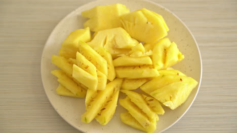 piña fresca cortada en un plato