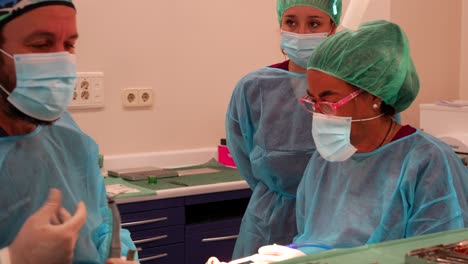 el médico que usa herramientas en la boca de un paciente decide cambiarlas mientras el asistente usa un eyector de saliva