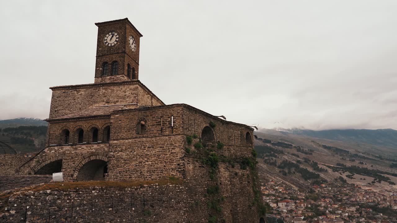 ciudad de gjirokaster en albania, lugares cinematográficos - sitio del patrimonio mundial de la unesco en 4k