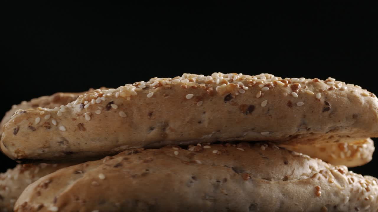 disparo de baguette de pan giratorio sobre un fondo negro