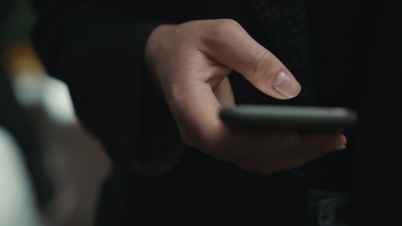 mujer usando un teléfono inteligente