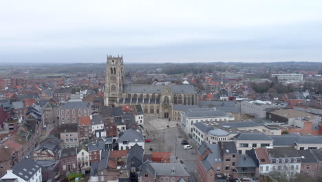 Stadtzentrum-Von-Tongeren-Und-Basilika-Unserer-Lieben-Frau,-Gesehen-Von-Einer-Luftdrohne