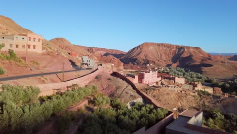 Gorges-Du-Dades-Tal-Mit-Lokalen-Traditionellen-Gebäuden,-Umgeben-Von-Bergen-In-Marokko