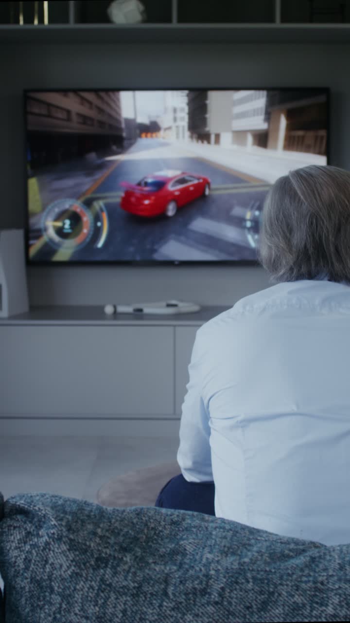 Una persona che gioca a un videogioco di corse di auto alla TV