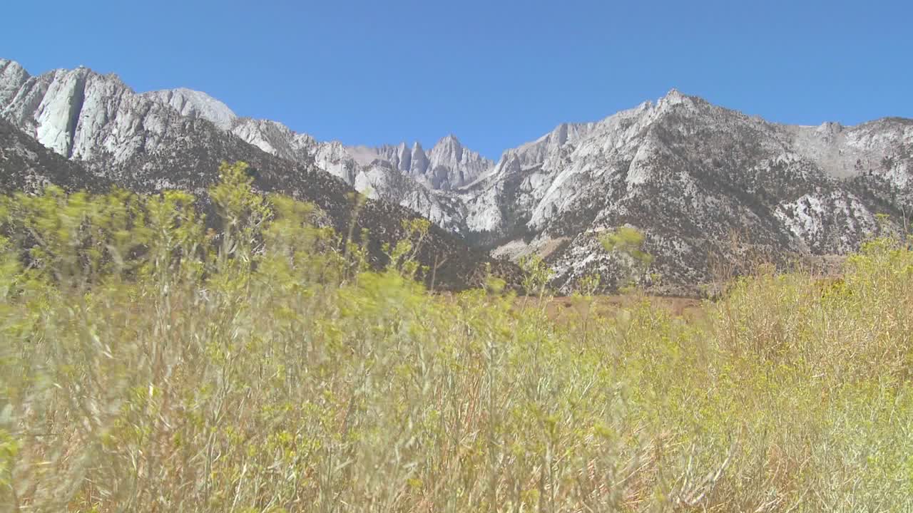 캘리포니아 시에라 네바다 산맥의 휘트니 산 앞에서 붓이 불다