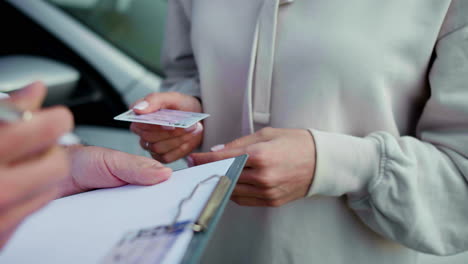 mujer recibiendo licencia de conducir