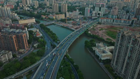 Skyline-Von-Guangzhou-Mit-Dem-Perlfluss-In-Der-Abenddämmerung