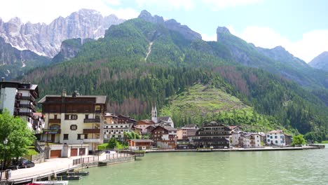 Wenn-Man-In-Richtung-Alleghe-Village-Fährt,-Kommt-Der-See-In-Sicht