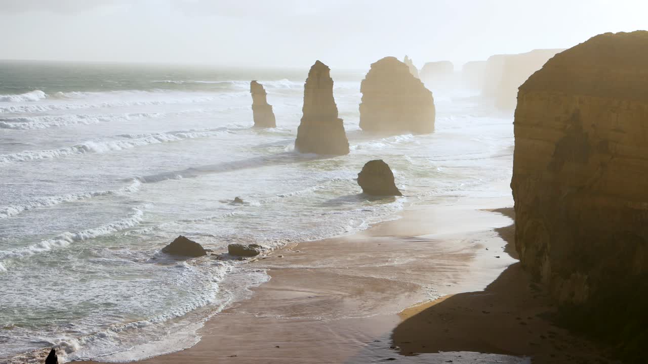 спокойный вид на двенадцать апостолов на рассвете, демонстрируя знаковые известняковые стопы вдоль великой океанской дороги