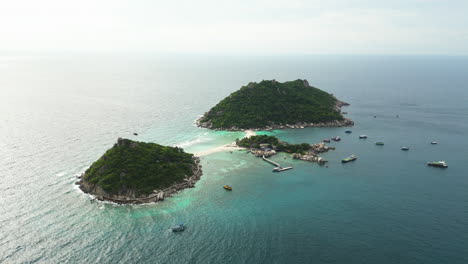 Panorámica-Aérea-De-Koh-Nang-Yuan-Que-Establece-Una-Vista-De-Los-Muelles-Y-El-Puerto-En-Un-Hermoso-Día